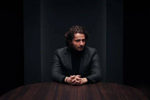 Guillaume Pley accusé de relations problématiques avec des mineures : une enquête des Inrockuptibles révèle des témoignages troublants